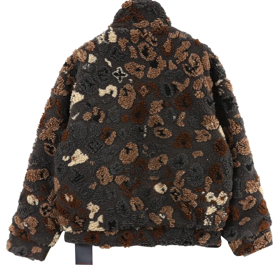 🅿️570 220Louis Vuitton & Nigo floral double-sided fleece sherpa jacket. The original version was purchased for 22200. It is made of 3D three-dimensional lamb wool. The light brown color of custom-woven nylon fabric is ordered and dyed according to the original version. It is comfortable to wear and doubles the thermal performance. The lapel stand-up collar has a two-wear zipper design, which is easy to put on and take off to change the style at will. One side is plush, soft and fashionable, and the gray and black base is embellished with round textures in autumn and winter colors, showing a natural moss-like atmosphere, which enhances the style of the outfit. The other side is smooth and cotton-covered, which has a better effect of keeping warm and cold in autumn and winter. With the leather label pattern, it gives a relaxed feeling when wearing it on the street. Unisex Size: XS-L